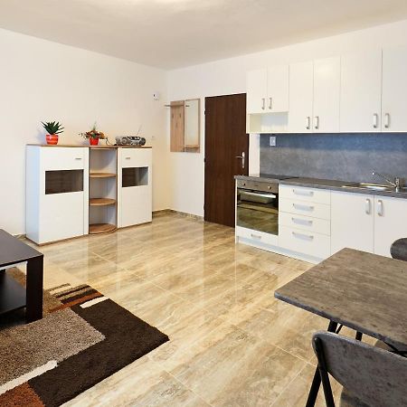 Appartamento Penzion Kendy Mistrin Esterno foto