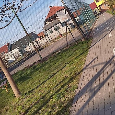 Appartamento Penzion Kendy Mistrin Esterno foto