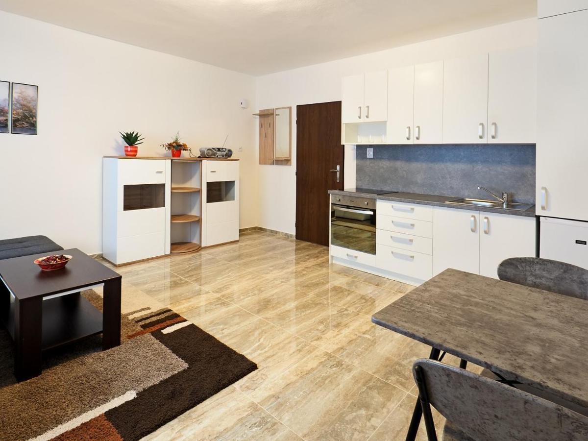 Appartamento Penzion Kendy Mistrin Esterno foto
