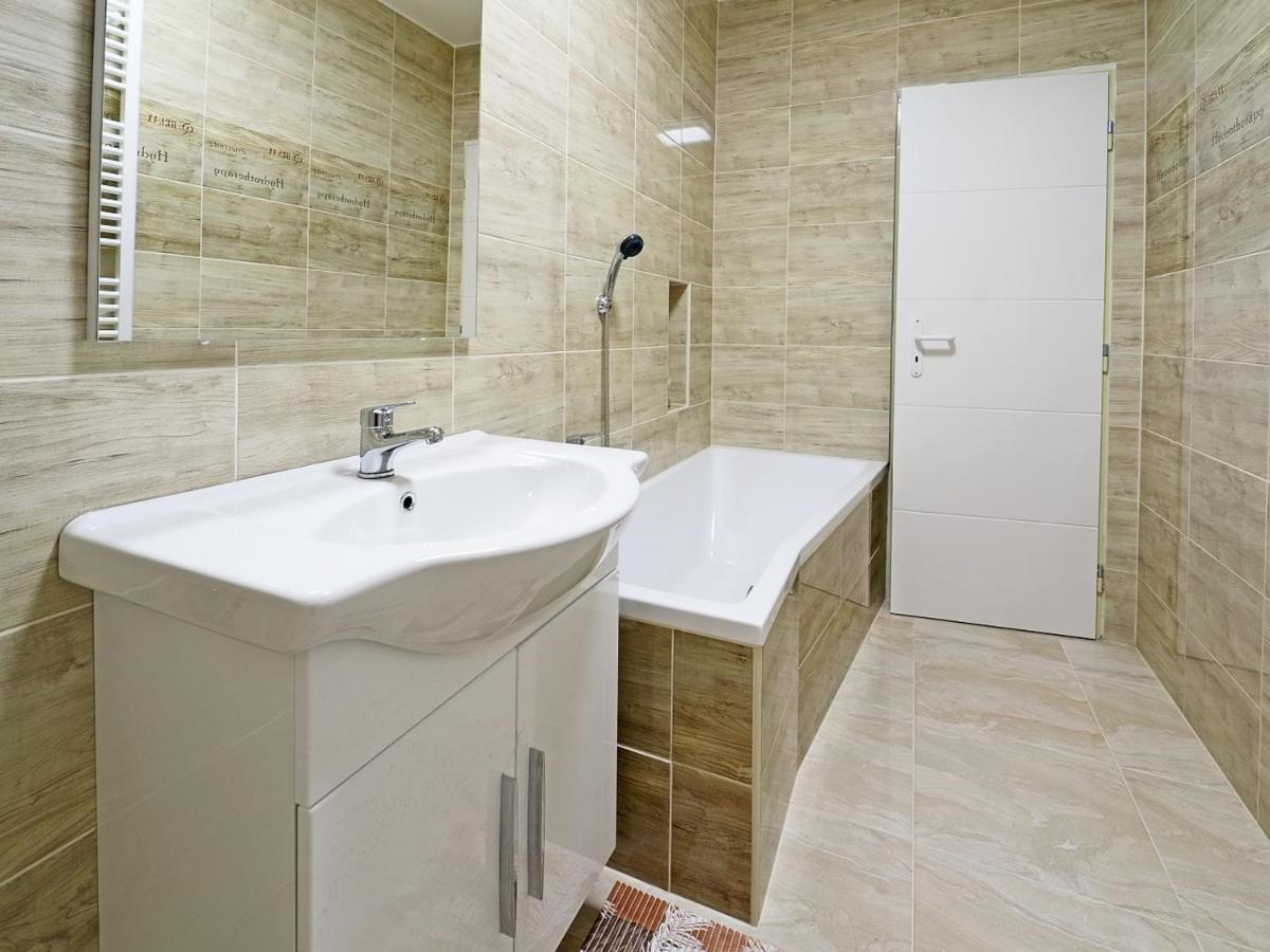 Appartamento Penzion Kendy Mistrin Esterno foto