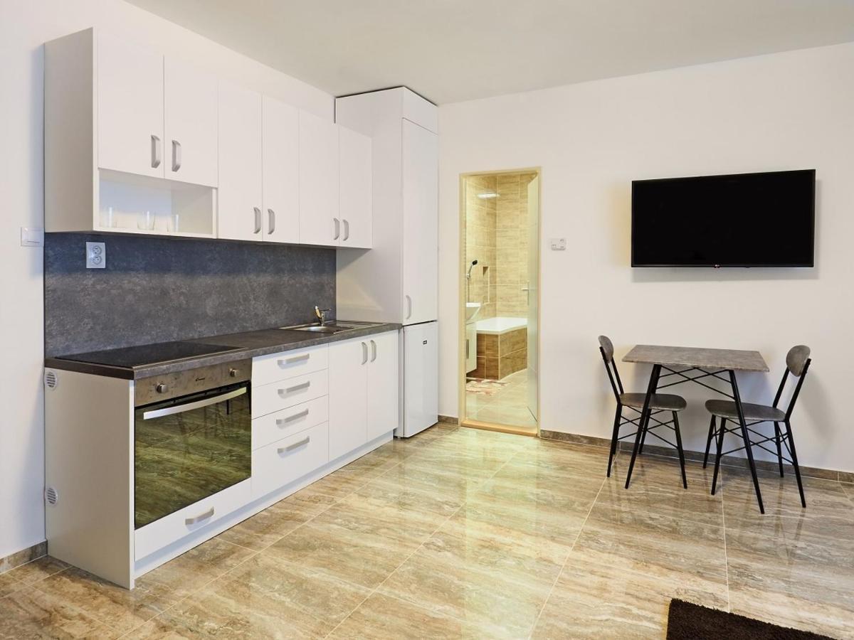Appartamento Penzion Kendy Mistrin Esterno foto